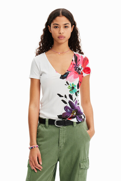 Prążkowana koszulka w kwiaty
