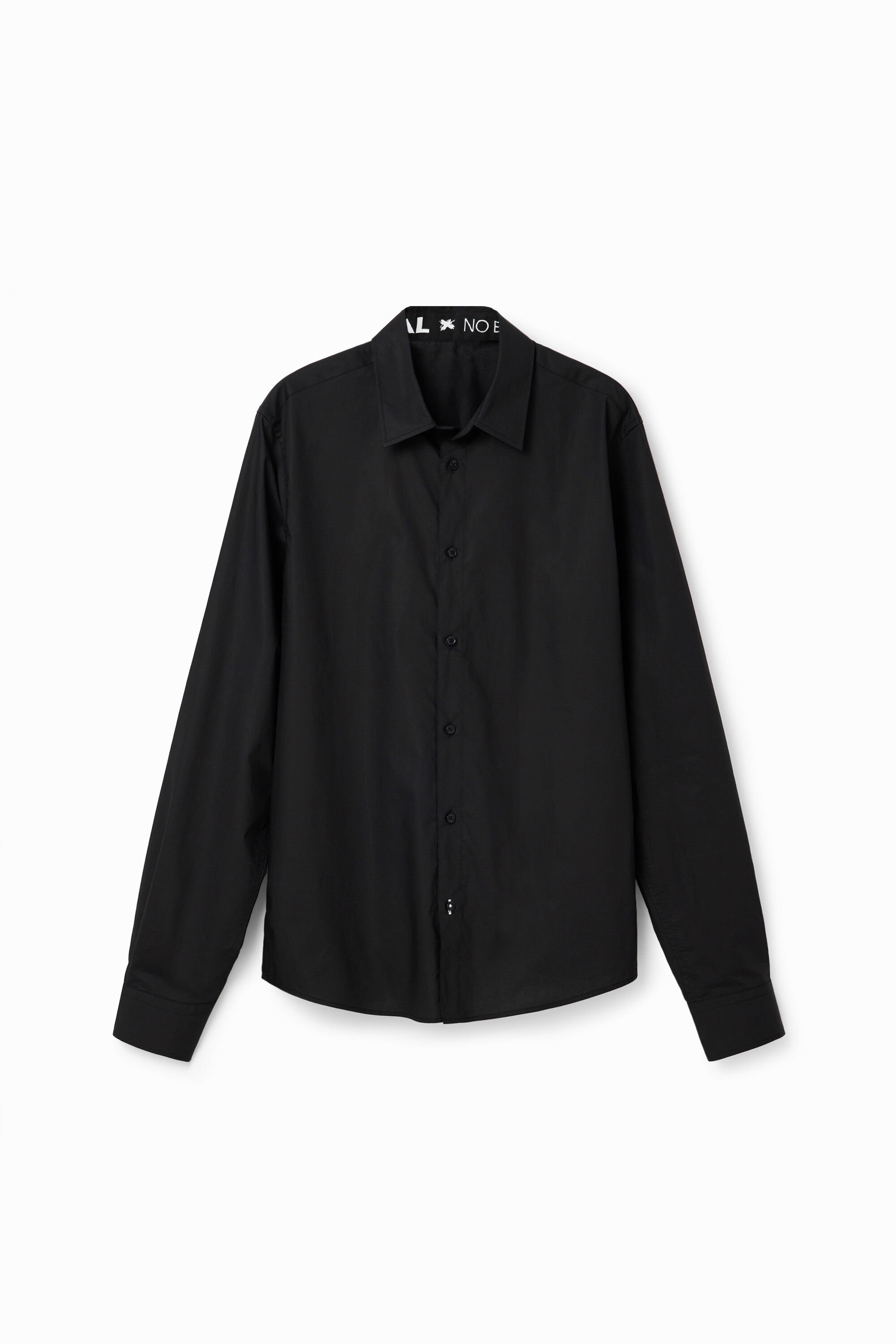 Camisa básica detalles contraste