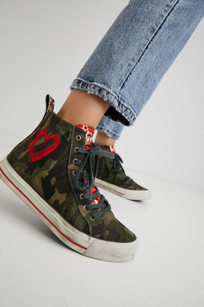 High-top sneakers embroidered