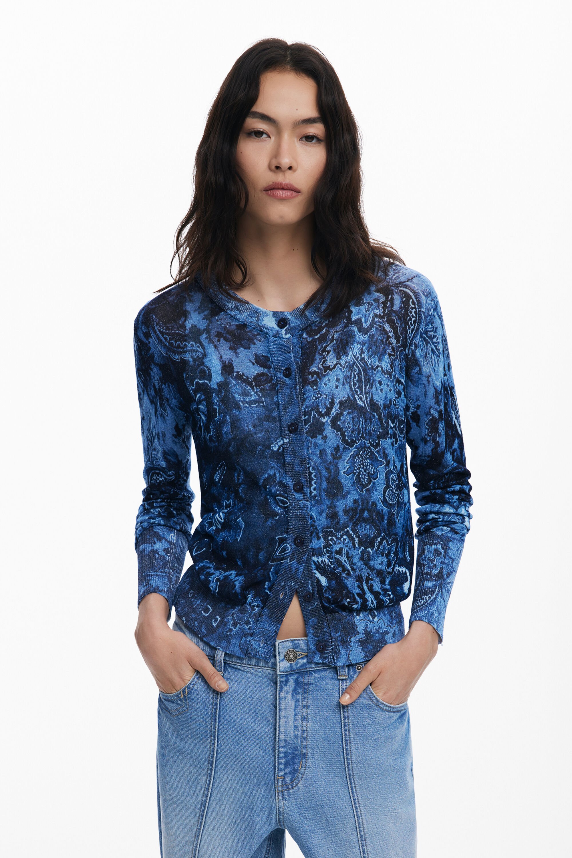 Glänzender Pullover mit Knöpfen
