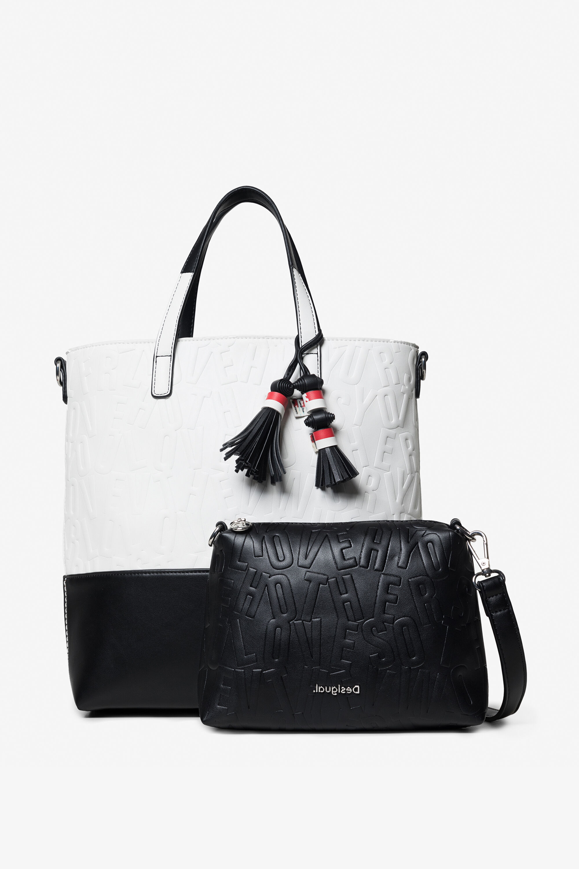 2 in 1 Tasche mit reliefartigen Buchstaben 2 in 1 Tasche mit reliefartigen Buchstaben