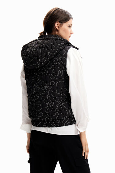 Chaleco acolchado capucha pespuntes | Desigual