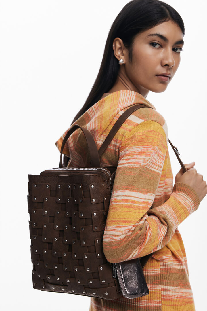 Mochila parches efecto piel mediana | Desigual