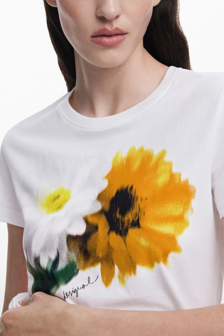 Camiseta flores desenfocadas