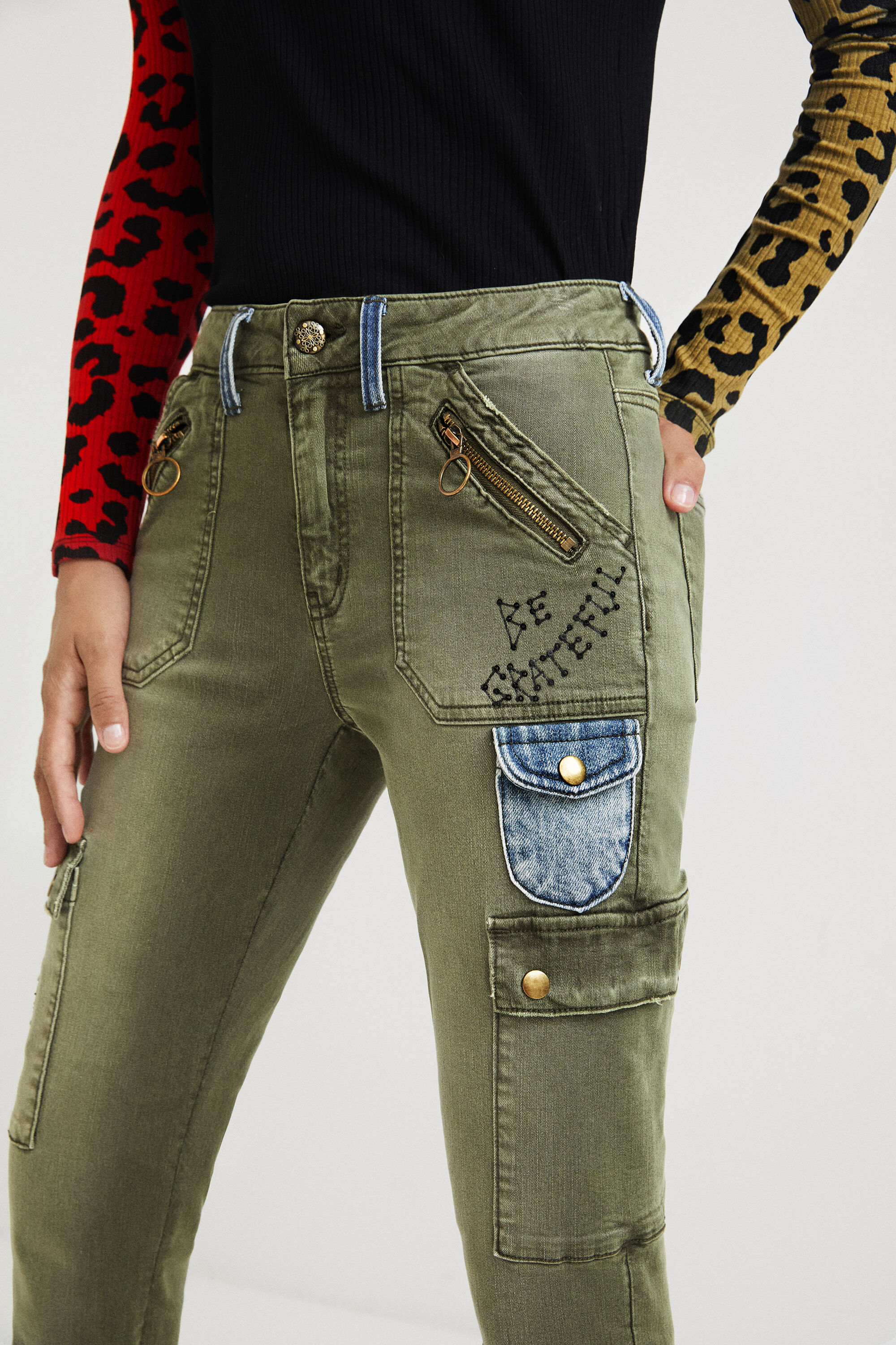 Pantalon skinny tipo cargo