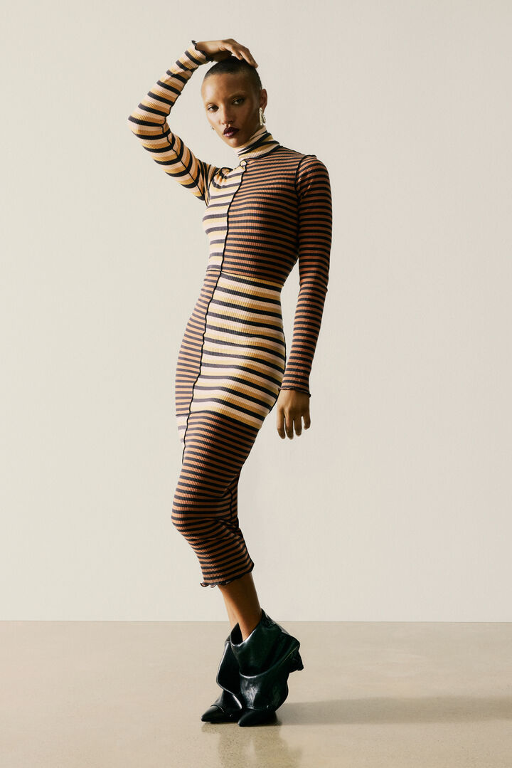 VESTIDO DE MALHA COM GOLA ALTA