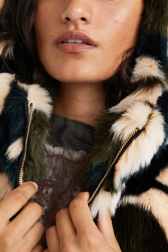 Furry animal print vest embroidered | Desigual.com