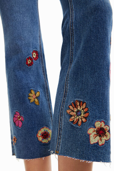 Vaqueros Flare cropped bordado flores | Desigual