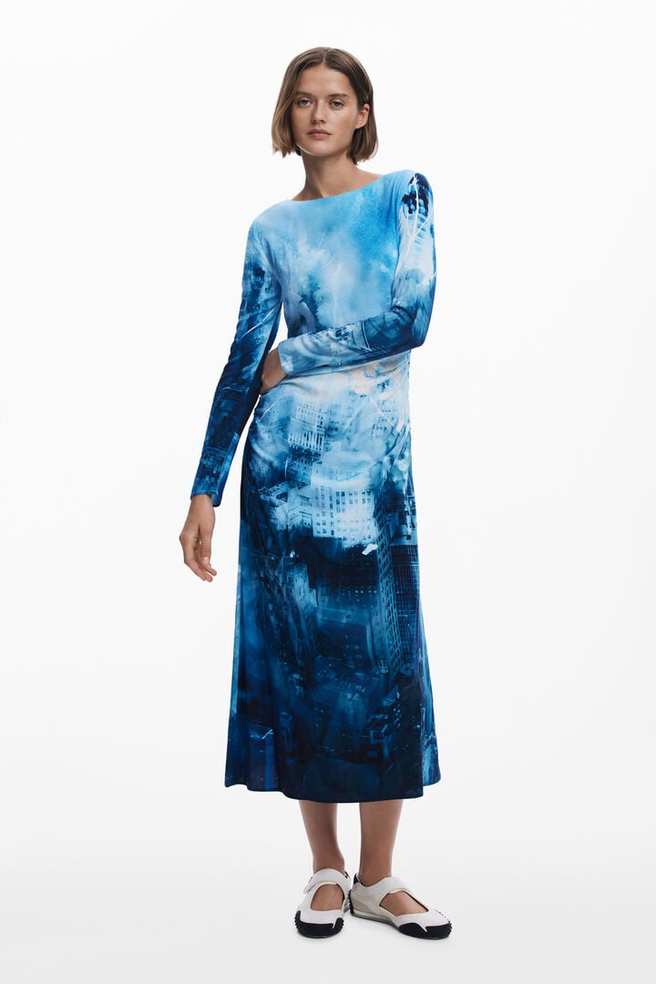 Dlouhé šaty s krajinou