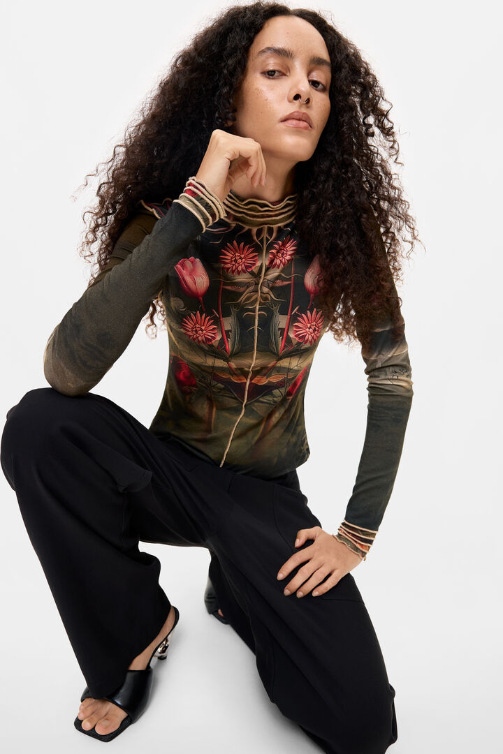 Camiseta Estampada Cuello Alto