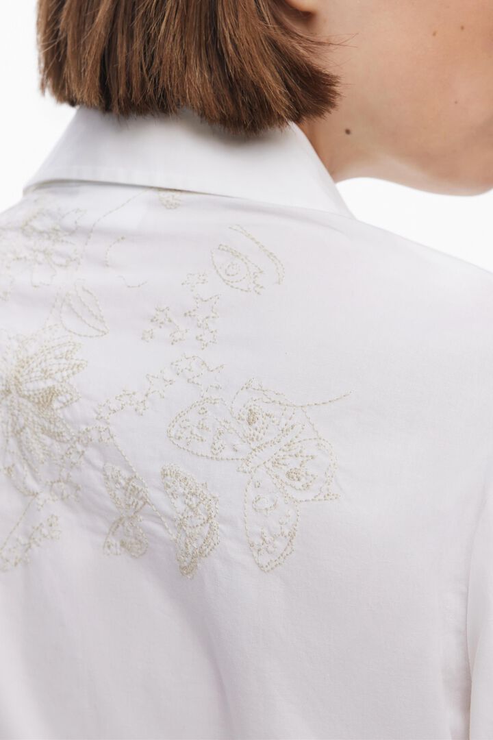 Plain shirt with embroidery